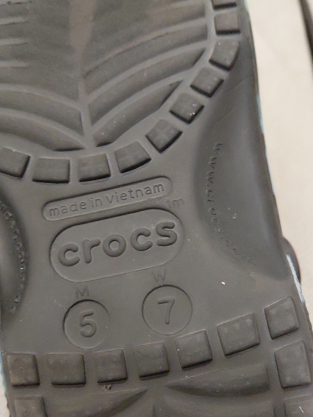 CROCS TIE DYE WOMEN'S SIZE 8 - Picture 9 of 9